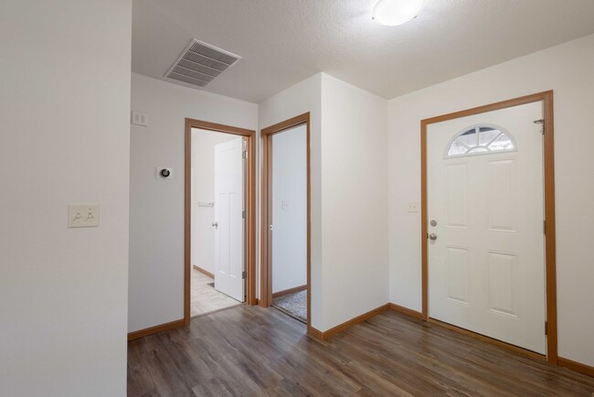 Building Photo - 3 BED, 2 BATH, 2 CAR GARAGE DUPLEX - Avail...