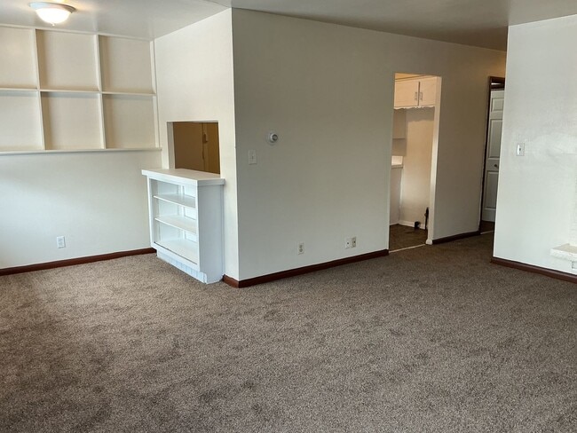 Building Photo - 4 Bedroom Single Family Home