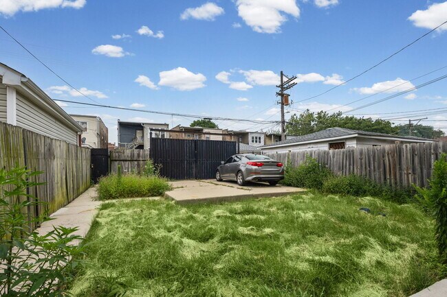 Building Photo - 1742 N Mayfield Ave