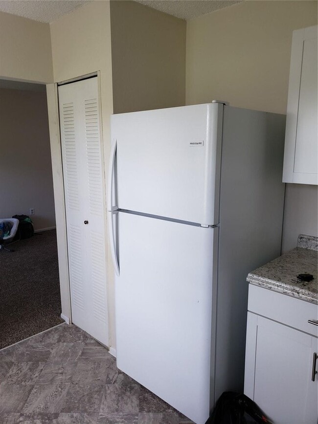 Building Photo - 2/2 Home in Silver Springs Shores Lake Joy...