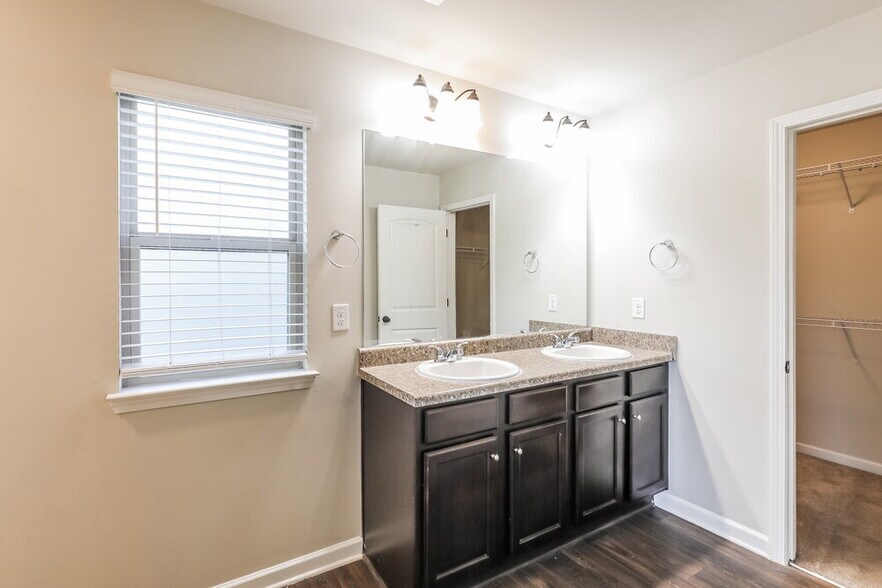Building Photo - 285 Magnaview Dr