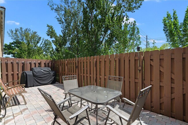 Building Photo - 1636 SE 24th Ct