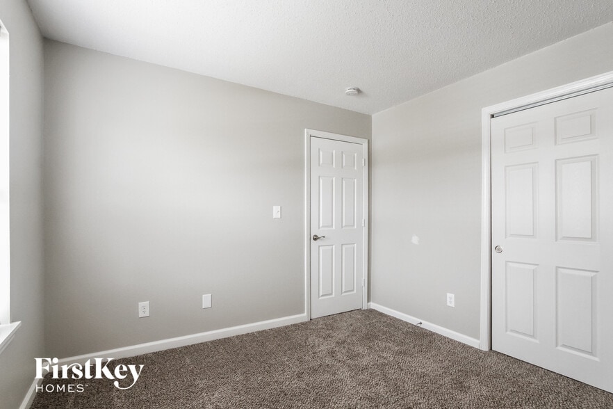 Building Photo - 5323 Alameda Rd