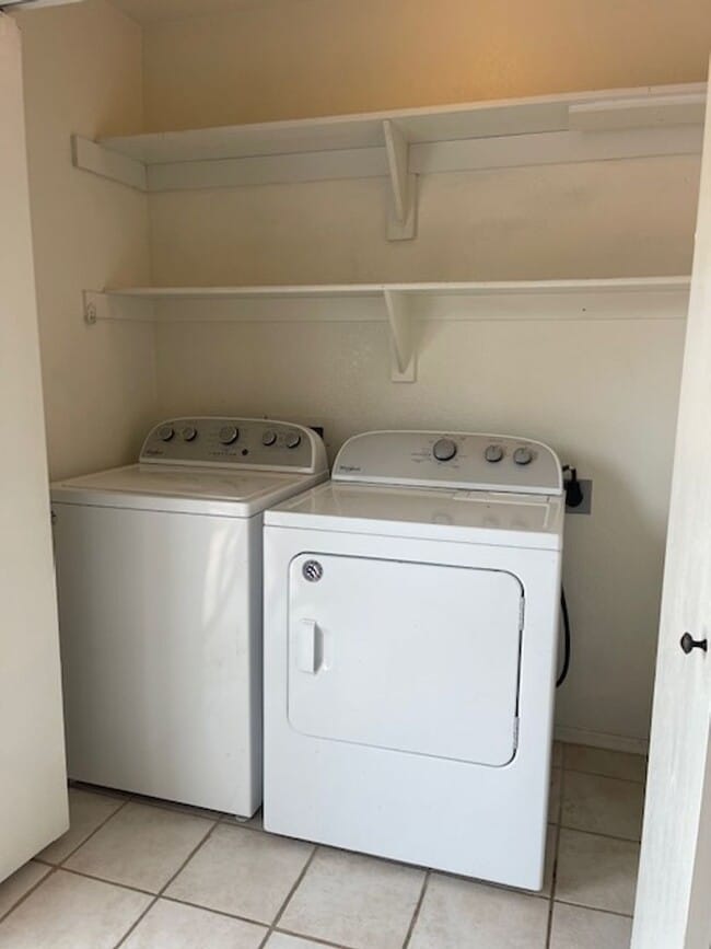 Building Photo - Small home with all appliances!