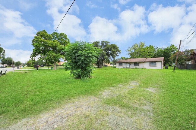 Building Photo - 535 Pampa St