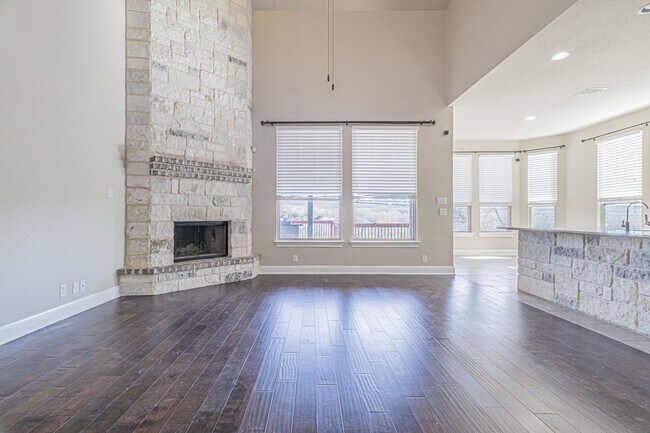 Building Photo - GORGEOUS 4 BED / 2 BATH HOUSE FOR RENT!