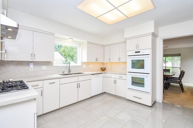 Building Photo - 7819 Candle Ln
