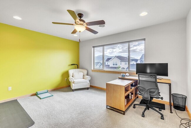 Building Photo - Furnished townhome w/ 2-car garage, backyard & EV charging