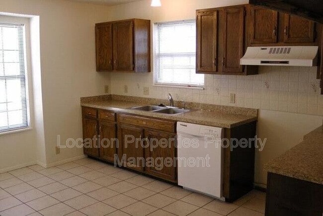 Building Photo - 3209 W 24th Terrace