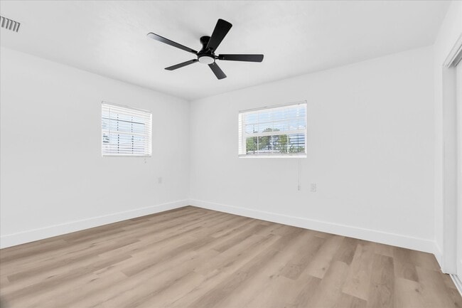 Building Photo - 8801 Sunlit Cove Dr NE