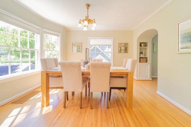 Building Photo - Enchanting Portland Heights 5BD House: You...