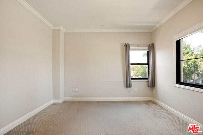 Building Photo - 730 S Marengo Ave