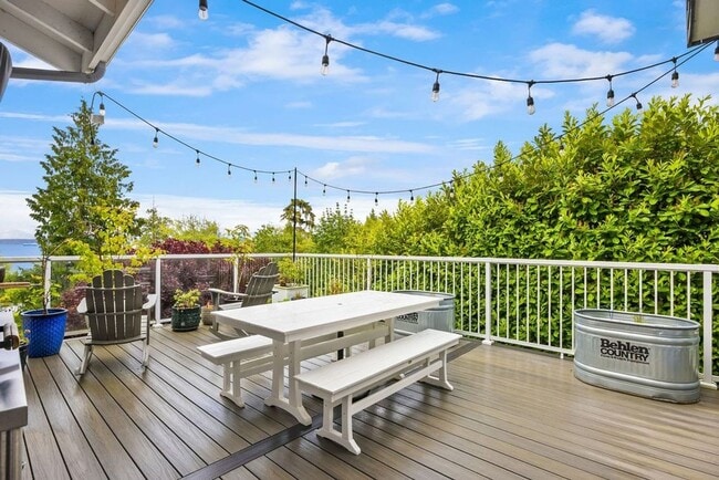 Building Photo - This gorgeous Bainbridge home is available starting mid July