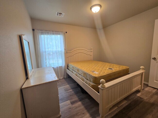 Building Photo - Modern comfort meets convenience in this b...