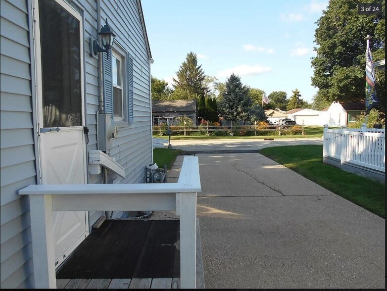 concrete driveway - 915 Marie Ave