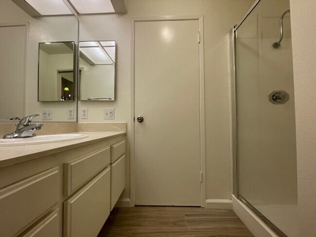 Building Photo - SHERMAN OAKS!!!: FANTASTIC 2 BEDROOM + 1 1...