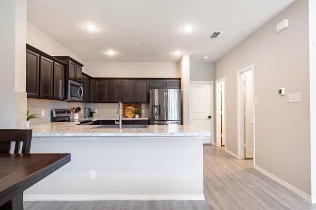 Building Photo - 2308 Davenport Dr