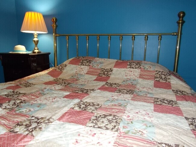 Building Photo - 628 Center St