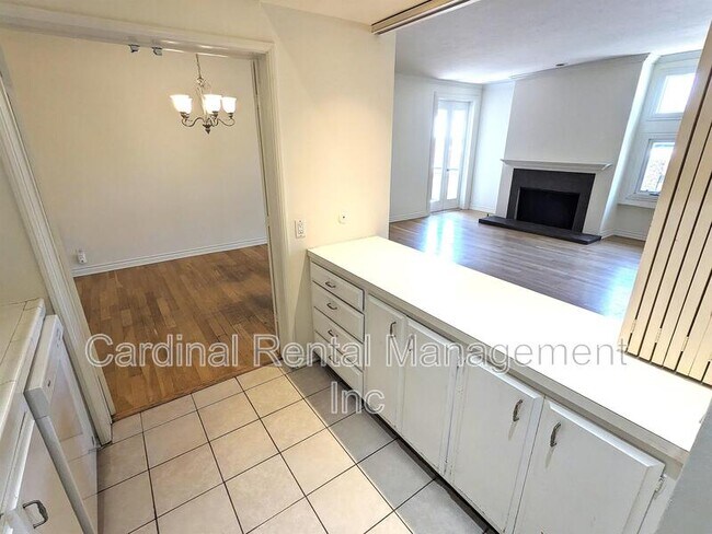 Building Photo - 960 San Pasqual St