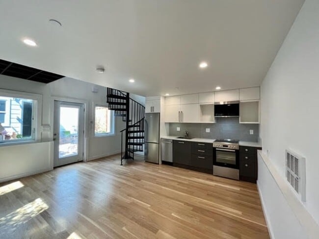 Building Photo - Recently Constructed, Fully Detached, Garden Unit, Utilities Included**