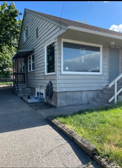 Primary Photo - 1422 E 12th St
