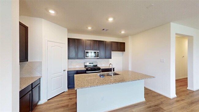 Building Photo - 4809 Sun Fls Dr