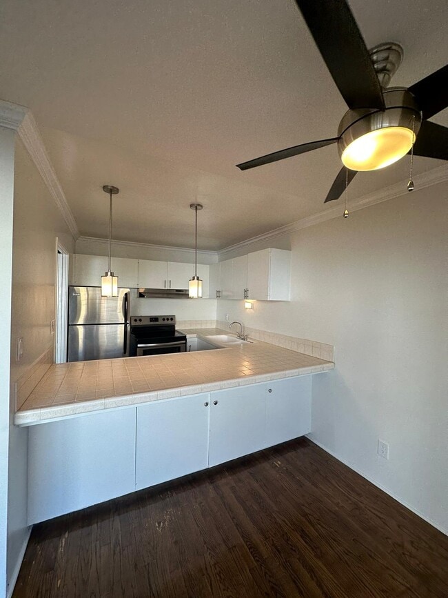 Building Photo - 7545 Hampton Ave