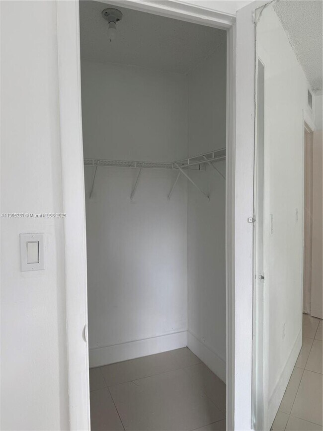 Building Photo - 9460 Fontainebleau Blvd