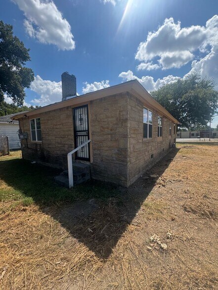 Building Photo - 156 S Pkwy E