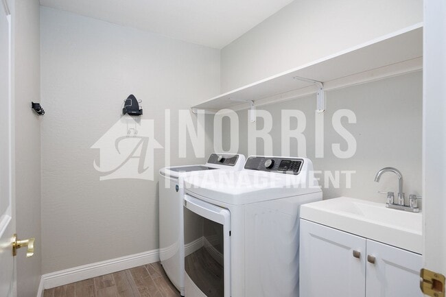 Building Photo - 1553 E Alba Dr