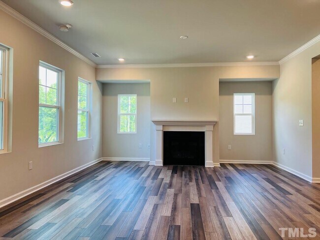 Building Photo - End Unit Townhome for Rent 3 bedroom Double Garage