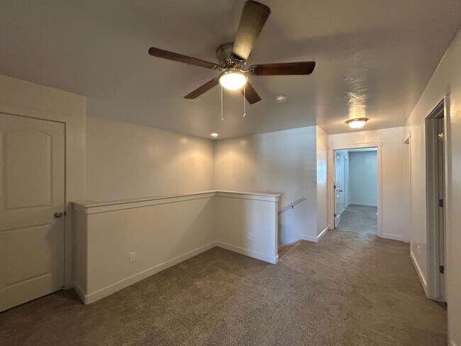 Building Photo - Modern Townhome