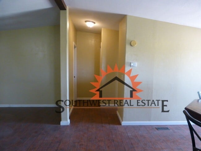 Building Photo - Country home with 3 bedroom 2 bathrooms