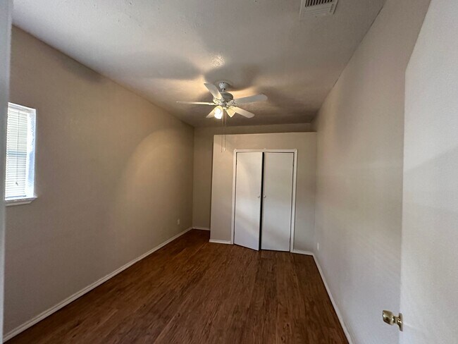 Building Photo - Central Location