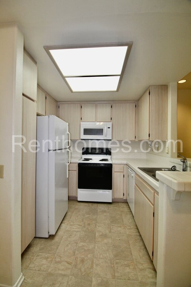 Building Photo - 510 Camino De La Reina