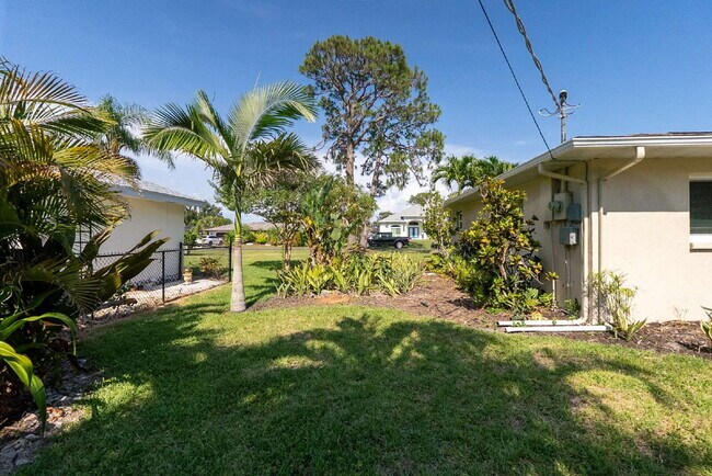 Building Photo - Luxury Seasonal Furnished Rental "Charming...