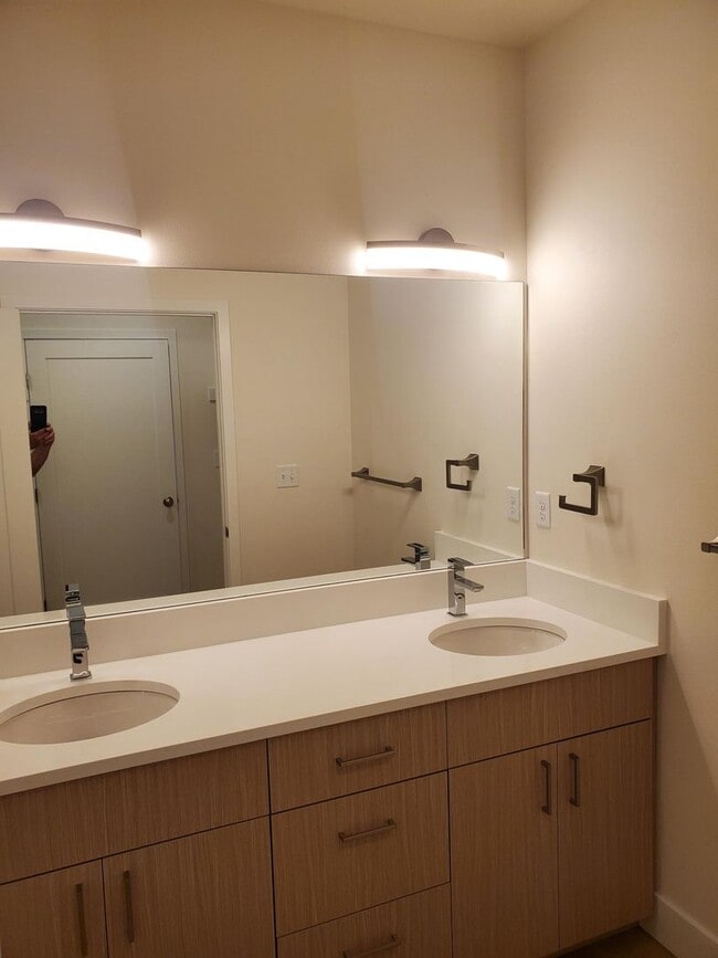 Building Photo - 16 E 7th St