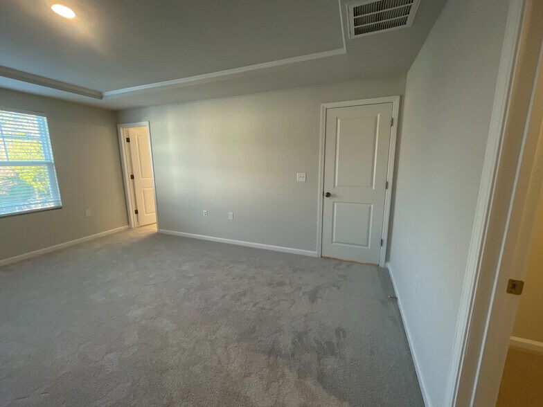 Building Photo - Room in Townhome on Brellon Ln