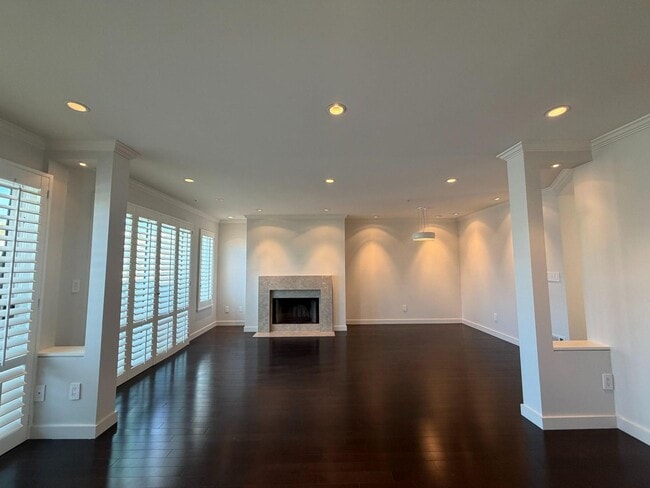 Building Photo - Luxury Pacific Heights 3BD/2.5BA with Private Rooftop Deck