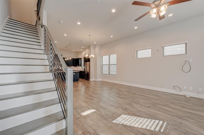 Building Photo - 5838 E Post Oak Ln