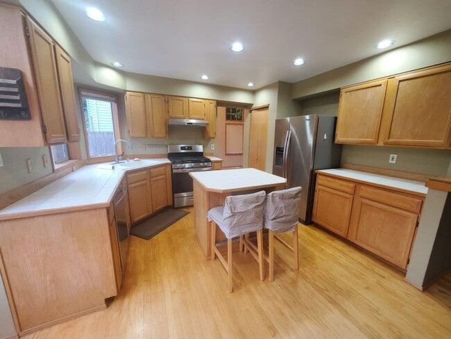 Building Photo - 4 bed, 2.5 bath, 2 car garage on spacious ...
