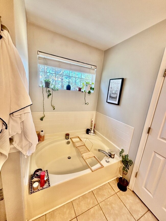 Building Photo - 3 bedroom/2.5 bathroom- Lake Cambridge- Kiln Creek