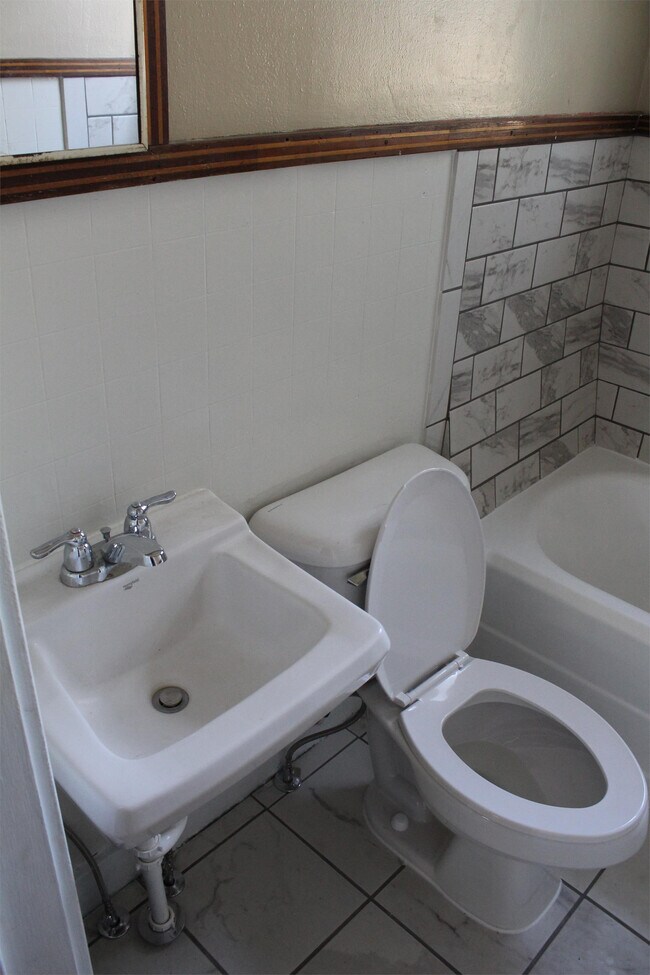 Building Photo - 526 E 11th St