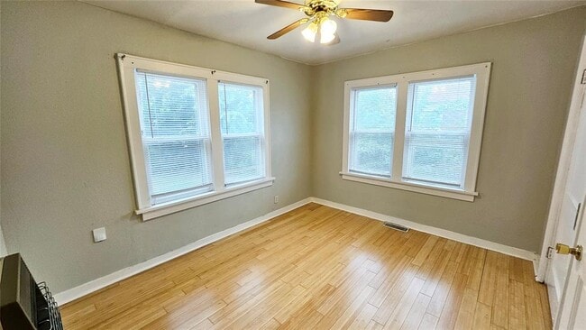 Building Photo - 1136 N Villa Ave