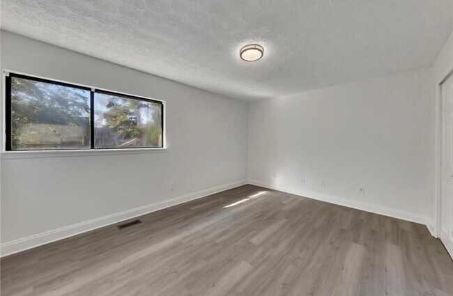 Building Photo - Renovated townhome in Great Alpharetta location