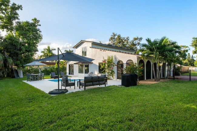 Building Photo - 612 Montezuma Dr