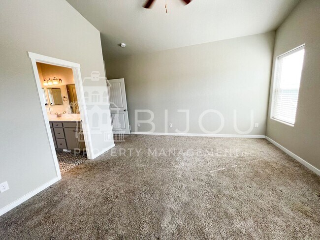 Building Photo - Grand Overlook to the Mountains!