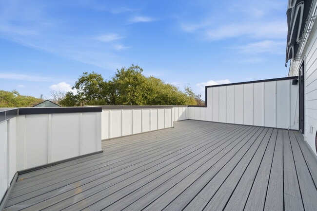 Building Photo - Spacious 3-Bed, 3-Bath Condo with Scenic Views in Vibrant Austin!