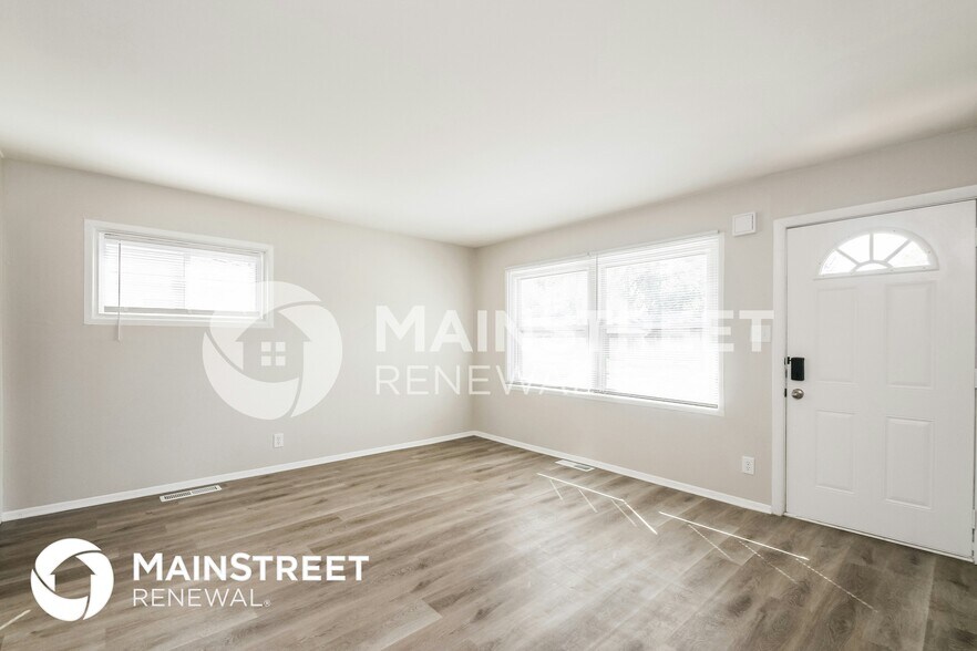 Building Photo - 4845 N Kenyon Dr