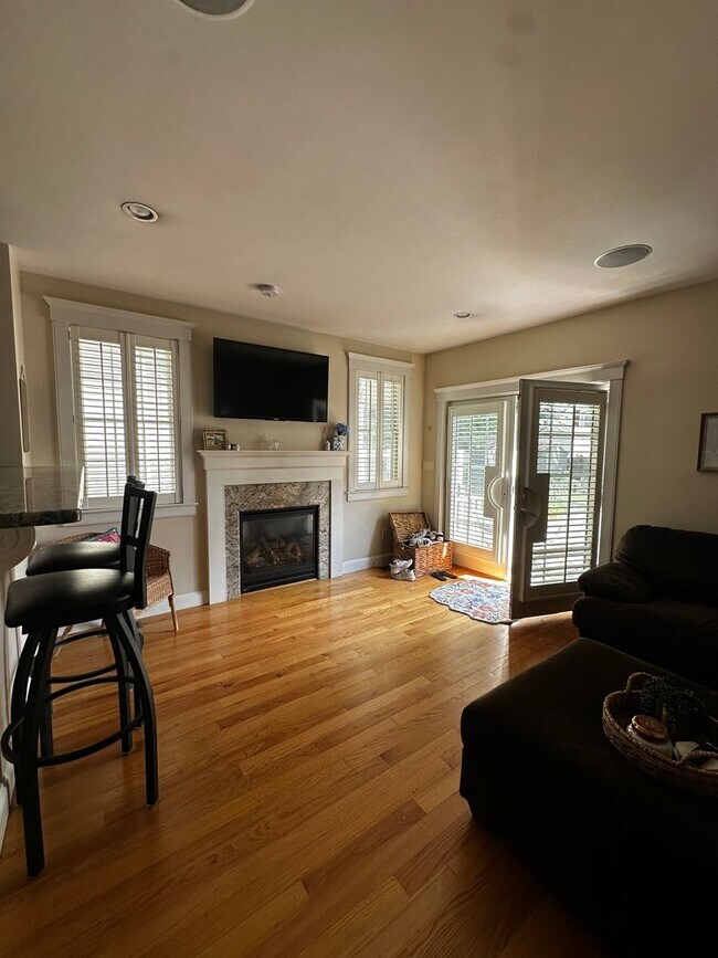 Building Photo - Spacious 3 Bed 2.5 Bath Single-Family Home...